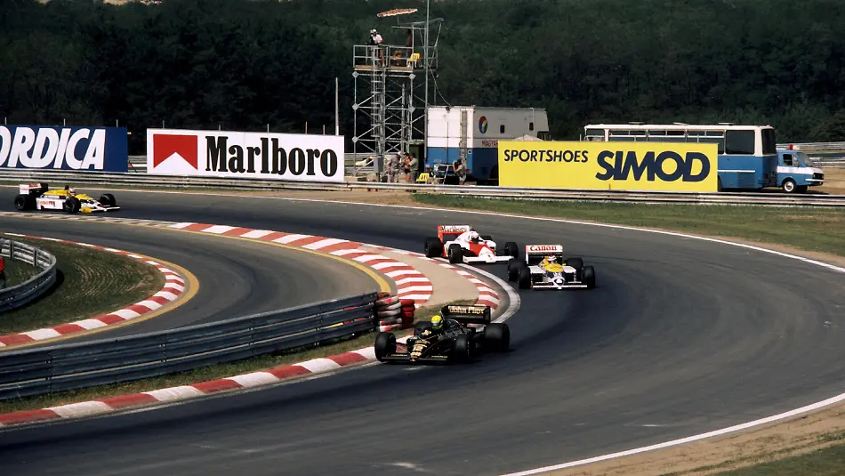 ARCHIV-10-08-1986-Ungarn-Budapest-Der-Zweitplatzierte-Ayrton-Senna-BRA-im-Lotus-98T-fuehrt-vor-dem-spaeteren-Sieger-Nelson-Piquet-BRA-im-Williams-FW11-und-Alain-Prost-FRA-im-McLaren-MP4-2C-der-einen-Unfall-hatte-und-beim-Grossen-Preis-von-Ungarn-auf-dem-Hungaroring