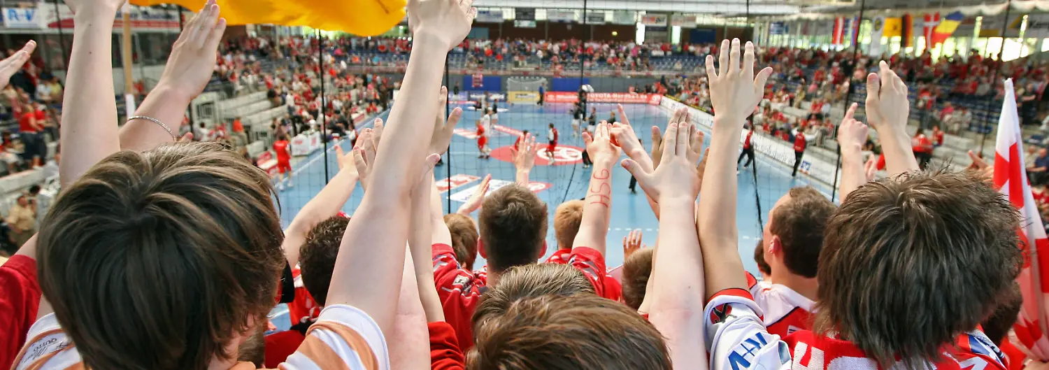 Handball-Maenner-EHF-Cup-Finale-Hinspiel-HSG-Nordhorn-FC-Kopenhagen-am-Sonntag-04-05-2008-im-Euregium-in-Nordhorn-Junge-Fans-der-HSG-Nordhorn-feiern-ihr-Team-Nordhorn-gewann-die-Partie-mit-31-27