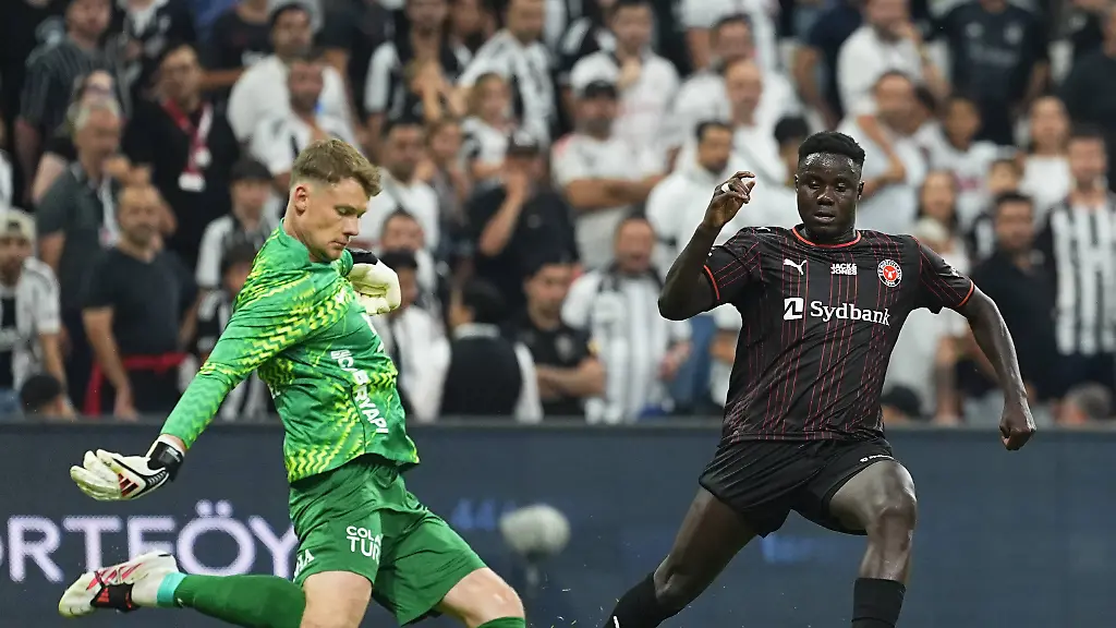 Besiktas-v-Midtjylland-UEFA-Europa-League-second-qualifying-round-ISTANBUL-TURKIYE-JULY-23-Goalkeeper-Alexander-Nubel-L-of-Besiktas-competes-against-Pedro-Bravo-R-of-Midtjylland-during-the-UEFA-Europa-League-second-qualifying-round-first-leg-match-between-Besiktas-and-Midtjylland-at-Tupras-Stadium-in-Istanbul-Turkiye-on-July-23-2026-Esra-Bilgin-Anadolu-Istanbul-Turkey-Editorial-use-only-Please-get-in-touch-for-any-other-usage