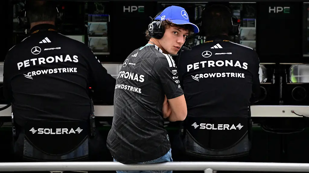 Formula-One-F1-Hungarian-Grand-Prix-Hungaroring-Budapest-Hungary-July-24-2026-Mercedes-Andrea-Kimi-Antonelli-at-the-pit-wall-ahead-of-practice-REUTERS-Marton-Monus-TPX-IMAGES-OF-THE-DAY