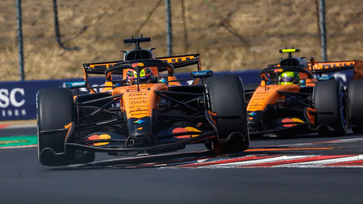 Budapest-F1-GP-Hungary-2026-on-July-26-2026-Photo-by-Hoch-Zwei-81-PIASTRI-Oscar-aus-McLaren-F1-Team-MCL40-action-01-NORRIS-Lando-gbr-McLaren-F1-Team-MCL40-action