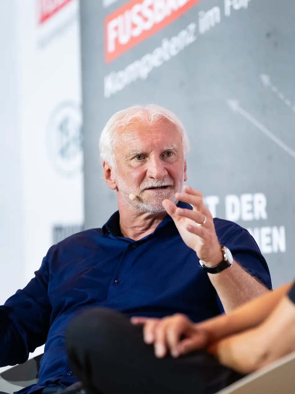 27-07-2026-Rheinland-Pfalz-Mainz-Rudi-Voeller-l-Sportdirektor-des-Deutschen-Fussball-Bundes-DFB-spricht-vor-den-Teilnehmern-des-Internationalen-Trainer-Kongresses