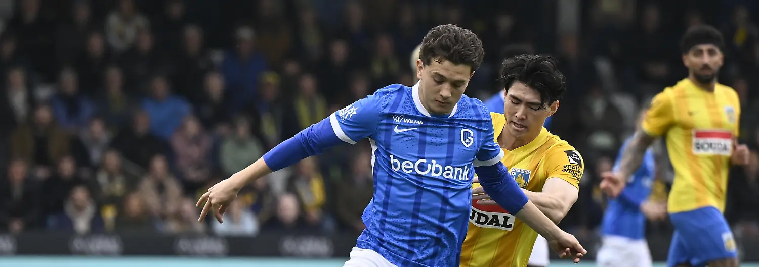 Genk-s-Konstantinos-Kos-Karetsas-and-Westerlo-s-Seji-Kimura-fight-for-the-ball-during-a-soccer-match-between-KVC-Westerlo-and-KRC-Genk-Saturday-18-April-2026-in-Westerlo-on-the-third-day-of-the-Europe-Play-offs-PO2-of-the-2025-2026-Jupiler-Pro-League-first-division-of-the-Belgian-championship