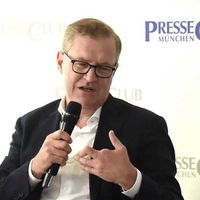 Bayern-Boss-Jan-Christian-Dreesen-Muenchen-28-07-2026-Presseclub-Muenchen-Eigenveranstaltung-Die-WM-ist-vorbei-der-FC-Bayern-startet-wieder-Bayern-Boss-Jan-Christian-Dreesen-vor-Saisonbeginn-im-Gespraech-ueber-dauerhaften-finanziellen-und-sportlichen-Erfolg-Foto-Muenchen-Bayern-Boss-Jan-Christian-Dreesen-Munich-July-28-2026-Munich-Press-Club-In-house-Event-The-World-Cup-is-over-FC-Bayern-is-back-in-action-Bayern-Boss-Jan-Christian-Dreesen-discusses-long-term-financial-and-sporting-success-ahead-of-the-start-of-the-season
