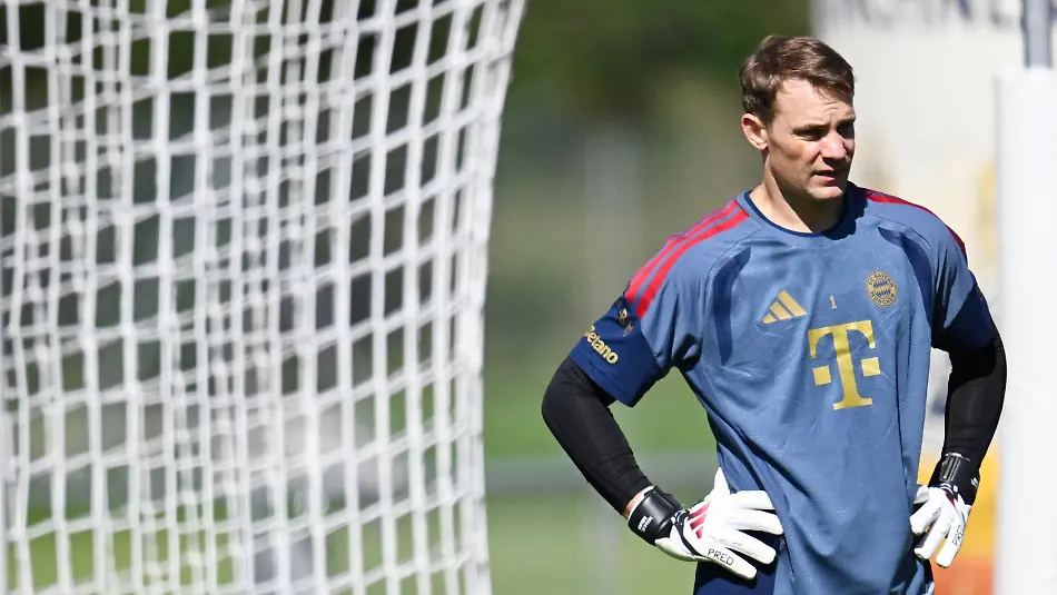 Fussball-Bundesliga-Trainingslager-FC-Bayern-Muenchen-FC-Bayerns-Torwart-Manuel-Neuer-beim-Training