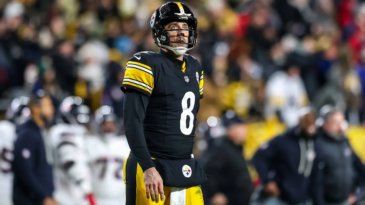 January-12-2026-Pittsburgh-Pennsylvania-USA-Pittsburgh-Steelers-quarterback-AARON-RODGERS-8-looks-up-at-the-replay-board-while-exiting-the-field-during-the-NFL-American-Football-Herren-USA-playoff-football-game-between-the-Pittsburgh-Steelers-and-the-Houston-Texans-at-Acrisure-Stadium-in-Pittsburgh-Pennsylvania