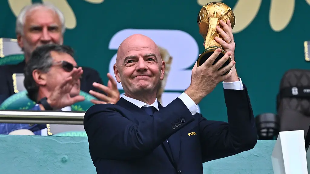 Fussball-Maenner-WM-Eroeffnungsspiel-Mexiko-Suedafrika-Vorrunde-Gruppe-A-Spieltag-1-Mexiko-Stadt-Stadion-Fifa-Praesident-Gianni-Infantino-praesentiert-den-WM-Pokal