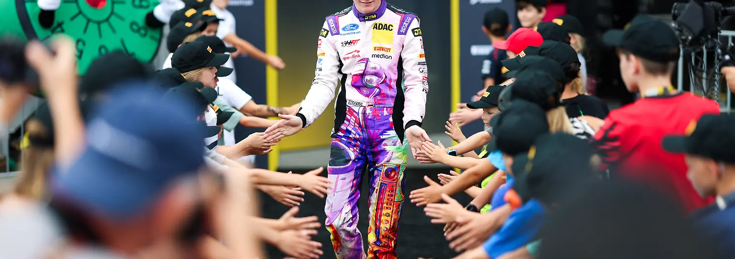 Vor-allem-von-den-vielen-Fans-ist-Finn-Wiebelhaus-in-der-DTM-beeindruckt