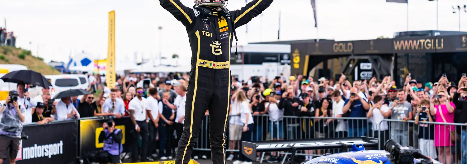 Sonntagssieger-Mirko-Bortolotti-jubelte-vor-dem-DTM-Podium-im-Fahrerlager