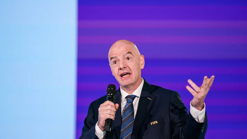 Fussball-Home-of-FIFA-Zuerich-Schweiz-Gianni-Infantino-FIFA-Praesident-Portraitfoto-Portrait-Einzelaufnahme-Portraet-Mimik-Gesichtsausdruck-Emotion-Zuerich-Kanton-Zuerich-Schweiz-Soccer-Home-of-FIFA-Zurich-Switzerland-Gianni-Infantino-FIFA-President-portrait-photo-portrait-single-shot-facial-expression-emotion-Zurich-Canton-of-Zurich-Switzerland-Copyright-xJOERANxSTEINSIEKx