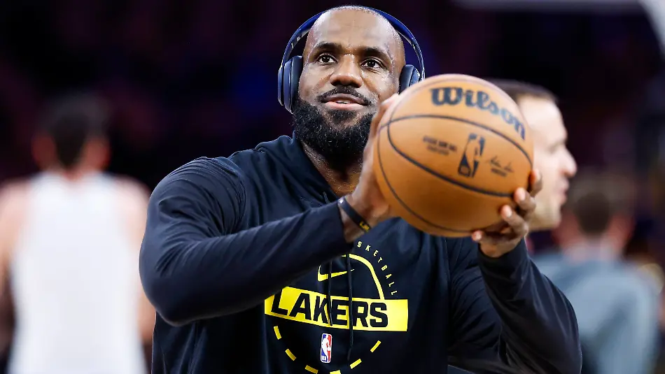 NBA-Basketball-Herren-USA-Playoffs-Los-Angeles-Lakers-vs-Oklahoma-City-Thunder-Game-4-Los-Angeles-Lakers-forward-LeBron-James-warms-up-prior-to-the-NBA-Playoffs-western-conference-semifinals-game-four-between-the-Los-Angeles-Lakers-and-Oklahoma-City-Thunder-at-Crypto-Com-Arena-in-Los-Angeles-California-USA-11-May-2026