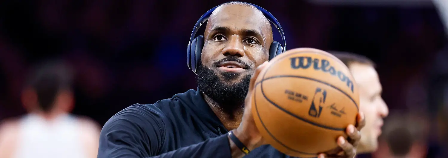 NBA-Basketball-Herren-USA-Playoffs-Los-Angeles-Lakers-vs-Oklahoma-City-Thunder-Game-4-Los-Angeles-Lakers-forward-LeBron-James-warms-up-prior-to-the-NBA-Playoffs-western-conference-semifinals-game-four-between-the-Los-Angeles-Lakers-and-Oklahoma-City-Thunder-at-Crypto-Com-Arena-in-Los-Angeles-California-USA-11-May-2026