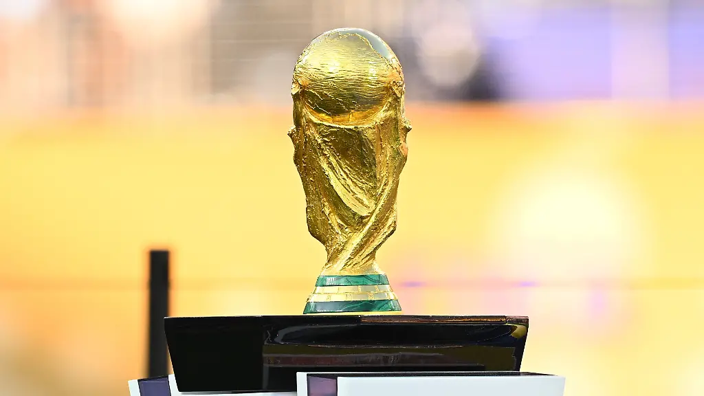Fussball-Maenner-WM-2026-Finale-Spanien-Argentinien-New-York-New-Jersey-Stadion-in-East-Rutherford-Der-WM-Pokal-steht-zu-Beginn-der-Siegerehrung-auf-einem-TIsch-ACHTUNG-Gemaess-den-Auflagen-der-FIFA-duerfen-die-Bilder-ausschliesslich-zur-redaktionellen-Verwendung-genutzt-werden-Eine-kommerzielle-Nutzung-ist-ausgeschlossen-Zudem-duerfen-keine-videoaehnlichen-Sequenzen-erstellt-werden-und-es-duerfen-keine-Veraenderungen-weder-im-Vordergrund-noch-im-Hintergrund-am-Bild-vorgenommen-werden