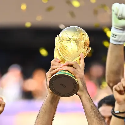 Fussball-Maenner-WM-2026-Finale-Spanien-Argentinien-New-York-New-Jersey-Stadion-in-East-Rutherford-Der-WM-Pokal-wird-von-Spielern-in-die-Hoehe-gehalten-ACHTUNG-Gemaess-den-Auflagen-der-FIFA-duerfen-die-Bilder-ausschliesslich-zur-redaktionellen-Verwendung-genutzt-werden-Eine-kommerzielle-Nutzung-ist-ausgeschlossen-Zudem-duerfen-keine-videoaehnlichen-Sequenzen-erstellt-werden-und-es-duerfen-keine-Veraenderungen-weder-im-Vordergrund-noch-im-Hintergrund-am-Bild-vorgenommen-werden