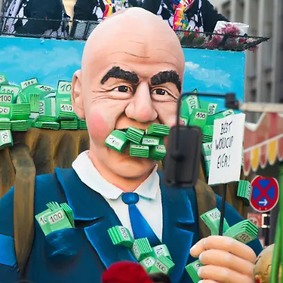 News-Bilder-des-Tages-Traditional-Rose-Monday-Parade-2023-In-Cologne-A-general-view-of-FIFA-President-Gianni-Infantino-s-best-World-Cup-carnival-float-is-seen-during-the-Rose-Monday-parade-in-Cologne-Germany-on-February-20-2023-cologne-Germany-PUBLICATIONxNOTxINxFRA-Copyright-xYingxTangx-originalFilename-tang-notitle230220-npfJm