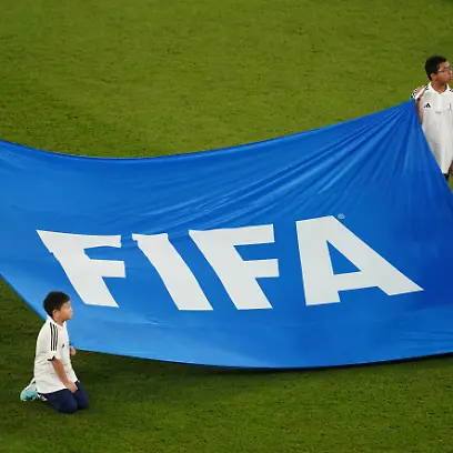 Fussball-WM-Frankreich-Daenemark-Vorrunde-Gruppe-D-Spieltag-2-Stadion-974-Kinder-halten-ein-Banner-mit-der-Aufschrift-FIFA-Der-Verband-entzieht-Indonesien-die-U20-WM