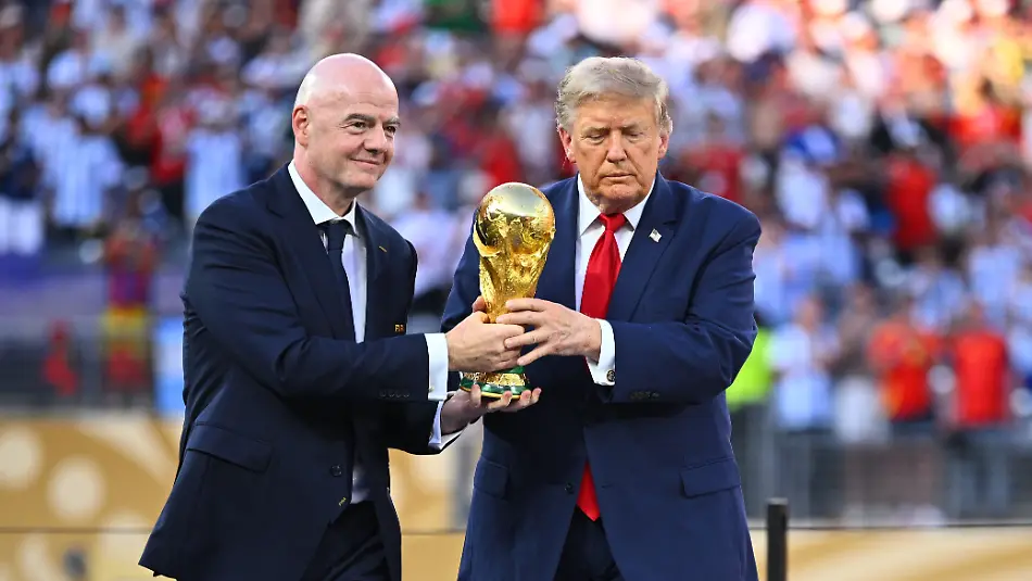 Fussball-Maenner-WM-2026-Finale-Spanien-Argentinien-New-York-New-Jersey-Stadion-in-East-Rutherford-US-Praesident-Donald-Trump-und-FIFA-Praesident-Gianni-Infantino-ueberreichen-den-WM-Pokal-ACHTUNG-Gemaess-den-Auflagen-der-FIFA-duerfen-die-Bilder-ausschliesslich-zur-redaktionellen-Verwendung-genutzt-werden-Eine-kommerzielle-Nutzung-ist-ausgeschlossen-Zudem-duerfen-keine-videoaehnlichen-Sequenzen-erstellt-werden-und-es-duerfen-keine-Veraenderungen-weder-im-Vordergrund-noch-im-Hintergrund-am-Bild-vorgenommen-werden