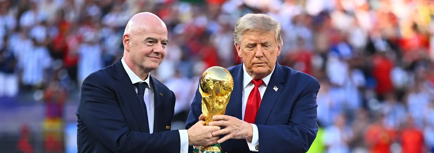 Fussball-Maenner-WM-2026-Finale-Spanien-Argentinien-New-York-New-Jersey-Stadion-in-East-Rutherford-US-Praesident-Donald-Trump-und-FIFA-Praesident-Gianni-Infantino-ueberreichen-den-WM-Pokal-ACHTUNG-Gemaess-den-Auflagen-der-FIFA-duerfen-die-Bilder-ausschliesslich-zur-redaktionellen-Verwendung-genutzt-werden-Eine-kommerzielle-Nutzung-ist-ausgeschlossen-Zudem-duerfen-keine-videoaehnlichen-Sequenzen-erstellt-werden-und-es-duerfen-keine-Veraenderungen-weder-im-Vordergrund-noch-im-Hintergrund-am-Bild-vorgenommen-werden
