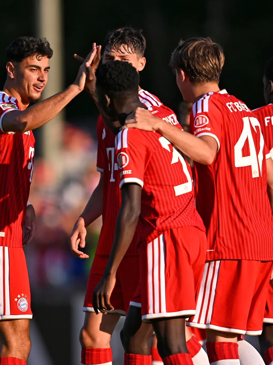 30-07-2026-Fussball-Bundesliga-2026-2027-Trainingslager-FC-Bayern-Muenchen-in-Rottach-Egern-am-Tegernsee-Bayern-Testspiel-FC-Rottach-Egern-FC-Bayern-Muenchen-Torjubel-v-l-Aleksandar-Pavlovic-Bayern-Muenchen-Bara-Ndiaye-FC-Bayern-Muenchen-Guido-Della-Rovere-FC-Bayern-Muenchen-und-Bastian-Assomo-FC-Bayern-Muenchen