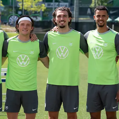 ARCHIV-24-06-2026-Niedersachsen-Wolfsburg-Fussball-2-Bundesliga-Trainingsauftakt-VfL-Wolfsburg-VfL-Wolfsburg-Die-Neuzugaenge-Hauke-Wahl-l-r-Fabian-Reese-Fraser-Hornby-und-Robert-Glatzel-stehen-zusammen-zu-dpa-VfL-Wolfsburg-kaempft-um-den-Aufstieg-und-ein-anderes-Image-Foto-Swen-Pfoertner-dpa-WICHTIGER-HINWEIS-Gemaess-den-Vorgaben-der-DFL-Deutsche-Fussball-Liga-bzw-des-DFB-Deutscher-Fussball-Bund-ist-es-untersagt-in-dem-Stadion-und-oder-vom-Spiel-angefertigte-Fotoaufnahmen-in-Form-von-Sequenzbildern-und-oder-videoaehnlichen-Fotostrecken-zu-verwerten-bzw-verwerten-zu-lassen