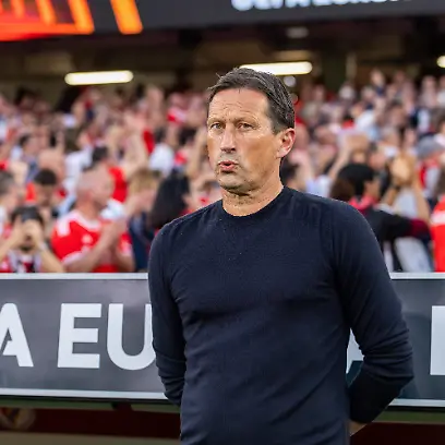 Fussball-Europa-League-Benfica-Lissabon-Olympique-Marseille-K-o-Runde-Viertelfinale-Hinspiele-Roger-Schmidt-Trainer-von-Benfica-beobachtet-die-Partie-Er-wird-Fussball-Boss-von-Red-Bull-und-damit-Nachfolger-von-Juergen-Klopp