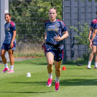Franziska-Kett-FC-FC-Bayern-Munich-Frauen-20-FC-FC-Bayern-Munich-Frauen-Fussball-Google-Pixel-Frauen-Bundesliga-Bundesliga-Trainingseinheit-Saison-2026-2027-16-07-2026