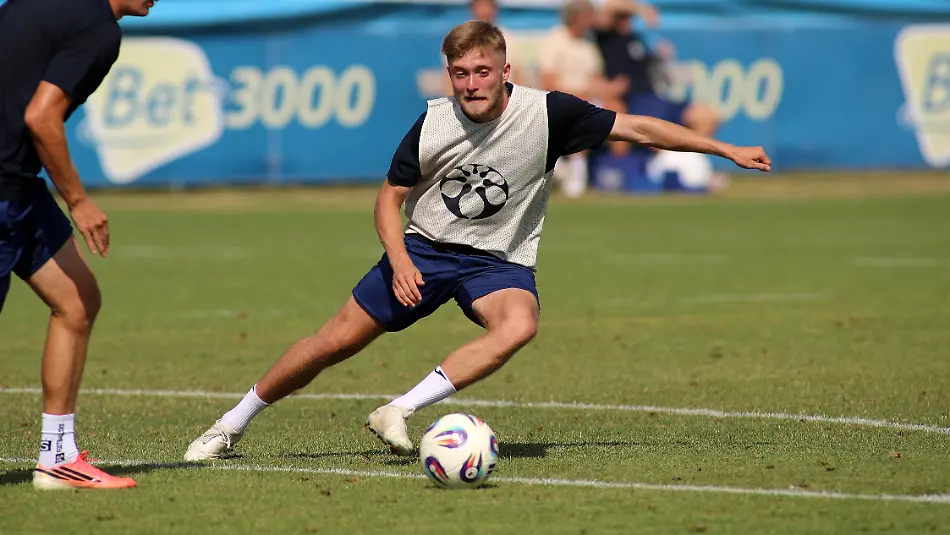 Fussball-Herren-Regionalliga-regional-league-Bayern-Saison-2026-2027-TSV-Munich-1860-Training-Matthew-Collins-TSV-Munich-1860-mit-Blick-auf-den-Ball