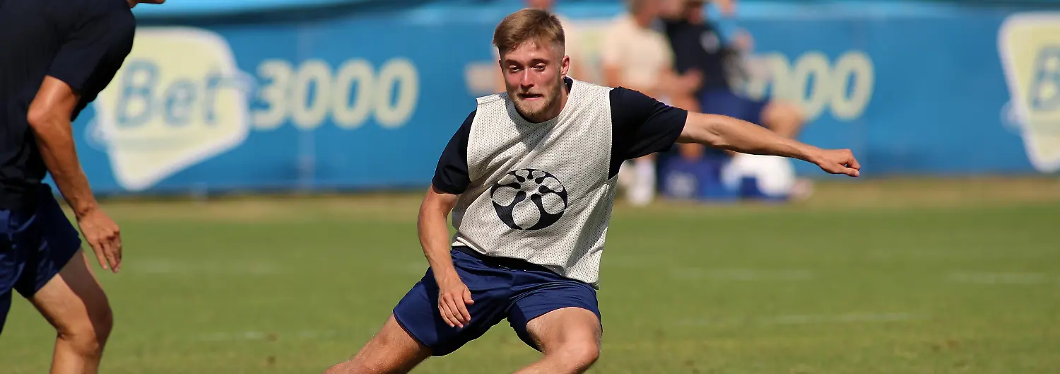 Fussball-Herren-Regionalliga-regional-league-Bayern-Saison-2026-2027-TSV-Munich-1860-Training-Matthew-Collins-TSV-Munich-1860-mit-Blick-auf-den-Ball