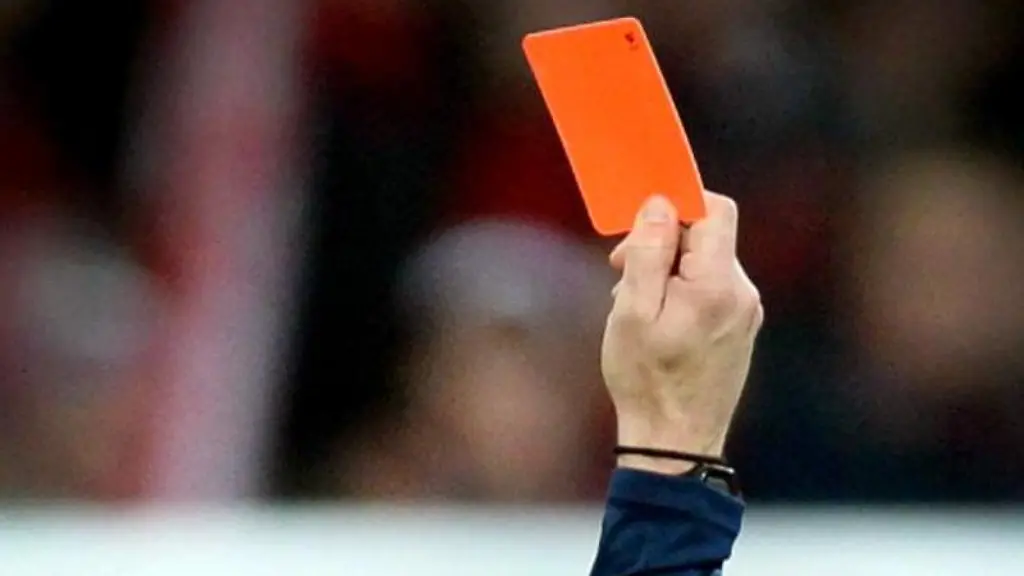 Ein-Schiedsrichter-zeigt-einem-Fussballspieler-die-rote-Karte