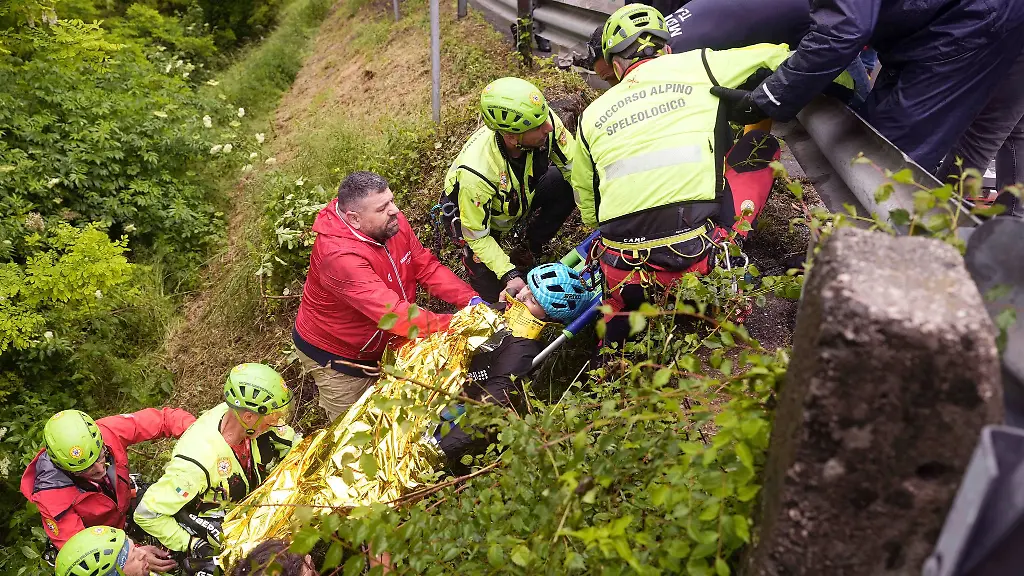 Der-Italiener-Alessio-Martinelli-wird-nach-seinem-Sturz-von-Rettungskraeften-behandelt