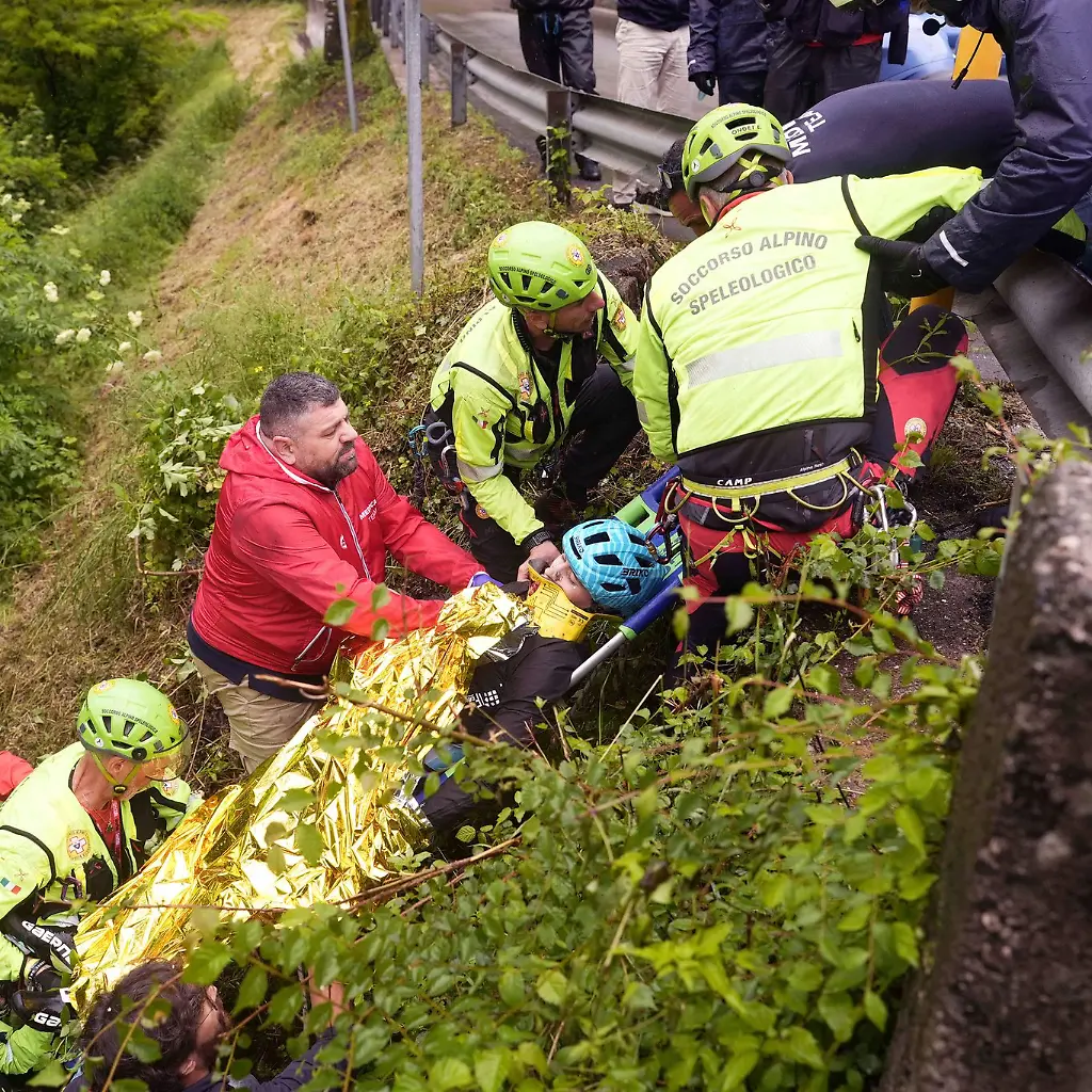 Der-Italiener-Alessio-Martinelli-wird-nach-seinem-Sturz-von-Rettungskraeften-behandelt