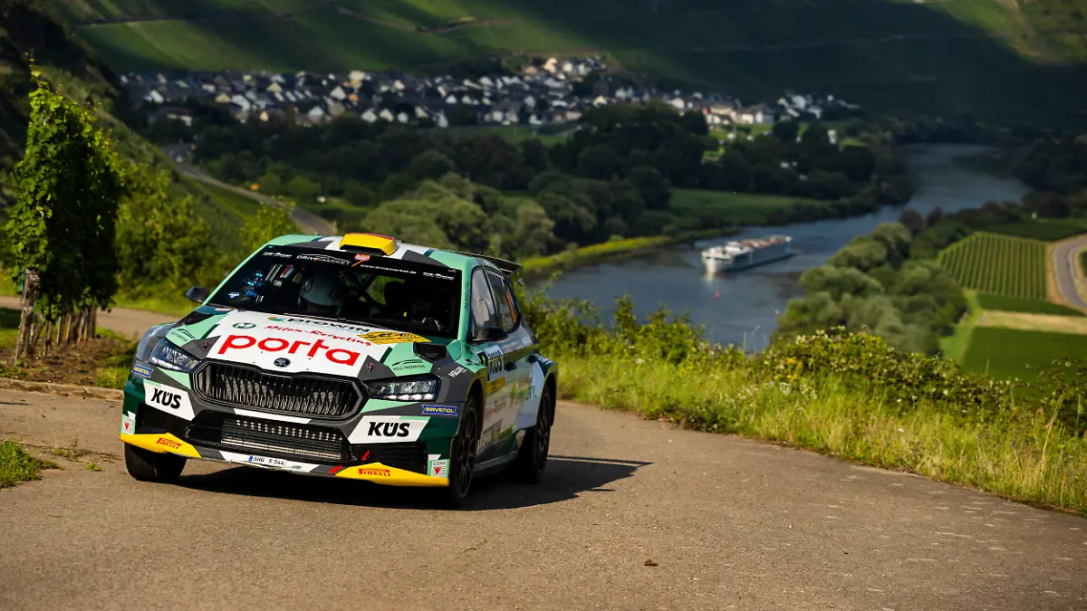 Marijan-Griebel-und-Co-Pilotin-Ella-Kremer-gewannen-die-Rallye-ADAC-Mittelrhein-souveraen