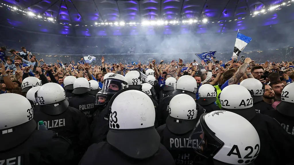 Polizisten-bei-einem-Fussballspiel-des-HSV